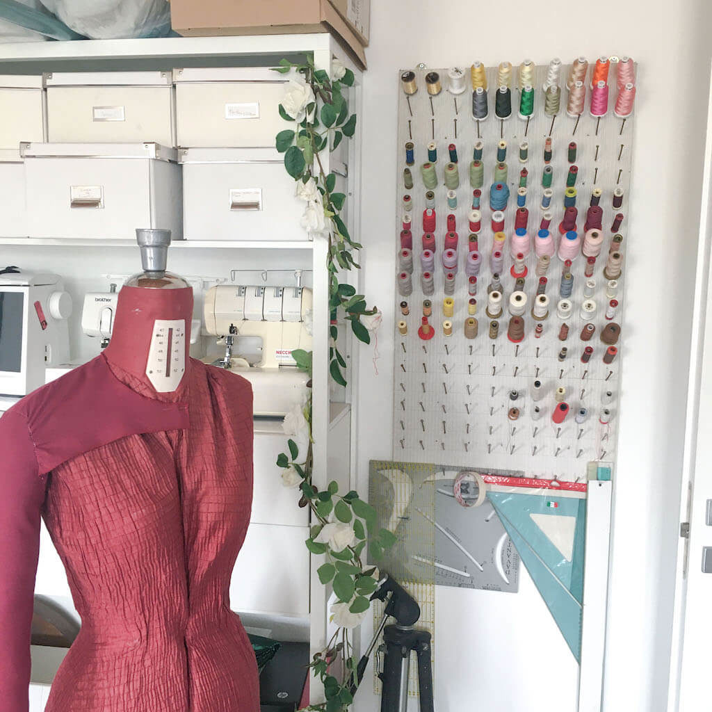 manichino sartoriale con porta filati da cucito