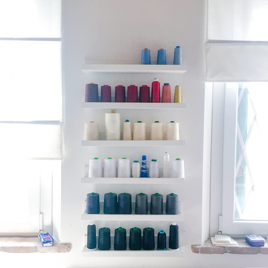 mensole ikea con coni di filato da cucito colorato