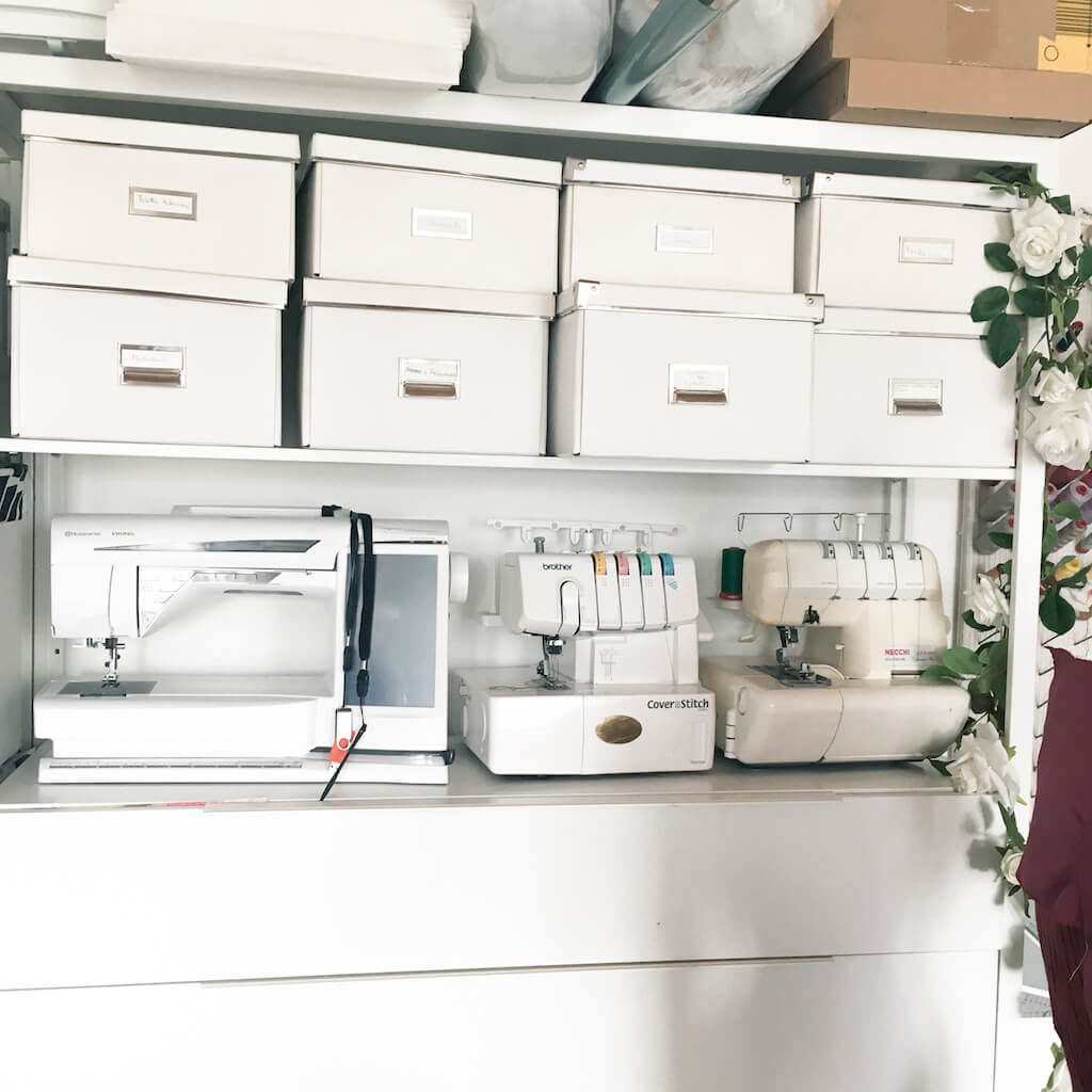 scaffale laboratorio macchine da cucire e scatole cucito.