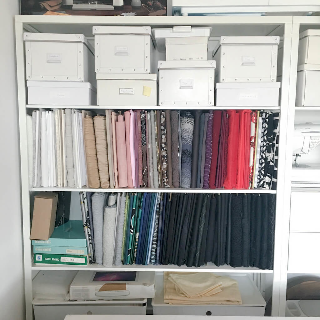 scaffale c tessuti colorati e scatole