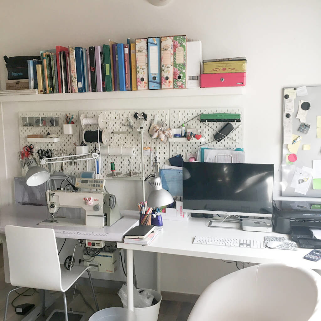 scrivania con computer, macchina da cucire parete attrezzata