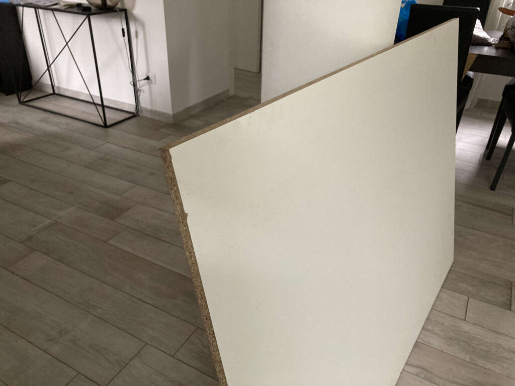 Ripiano per il tavolo da cucito fai da te.