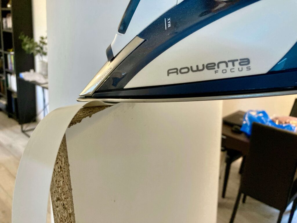 Ferro da stiro per il tavolo da cucito fai da te.