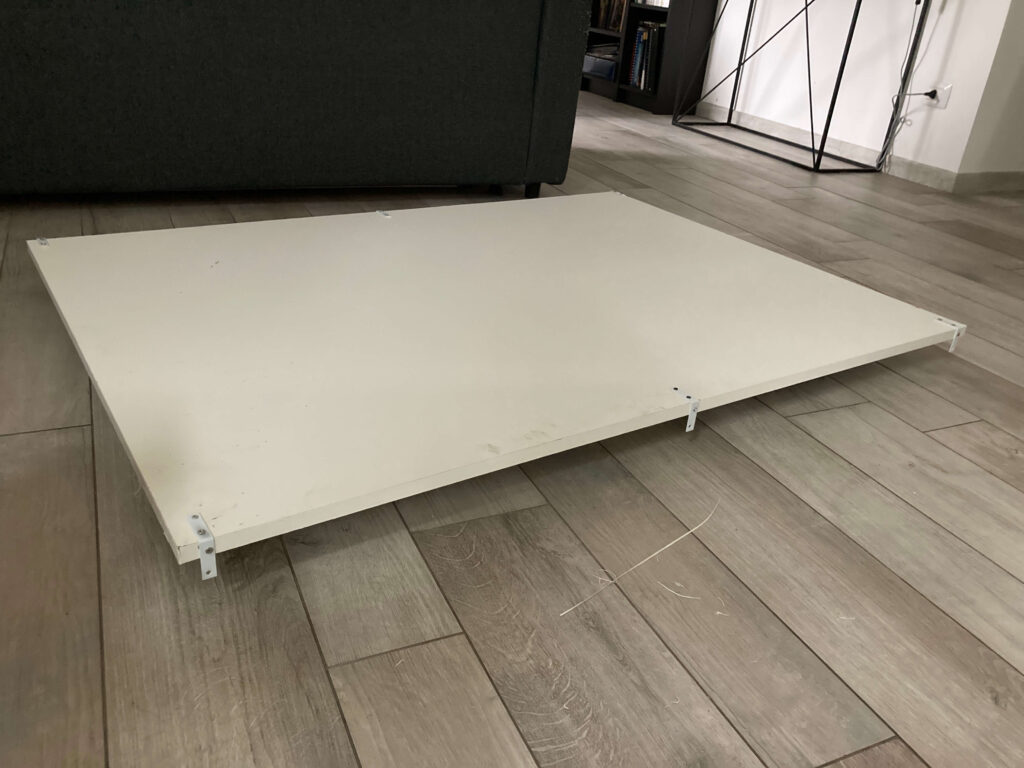 Ripiano inferiore con squadrette montate per il tavolo da cucito fai da te.