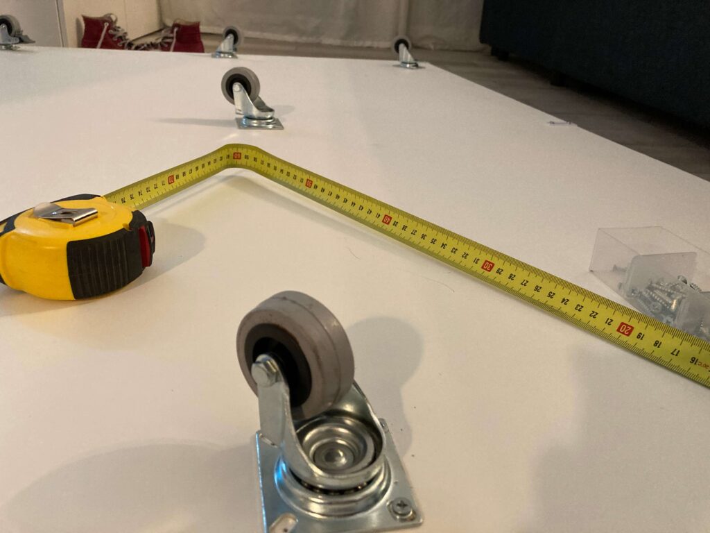 Ripiano inferiore per il tavolo da cucito fai da te.