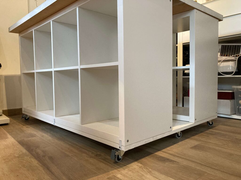 Kallax sotto per il tavolo da cucito fai da te.