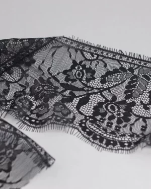 Pizzo Chantilly nero bordo festonato 14 cm fantasia in vista