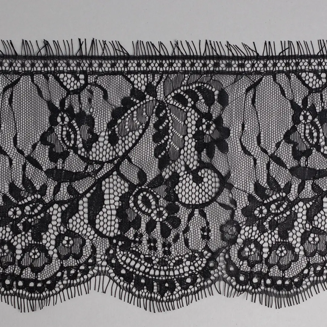 Pizzo Chantilly nero bordo festonato 14 cm liscio
